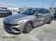 2024 Hyundai Elantra SEL z VIN KMHLM4DG4RU807901, wystawiony jako Copart lot #71158525 z przebiegiem 12 788 mil mil oraz Szkoda całkowita • Salvage title. Historia ofert i sprzedaży dostępna na DreamBid. Obrazek 1.