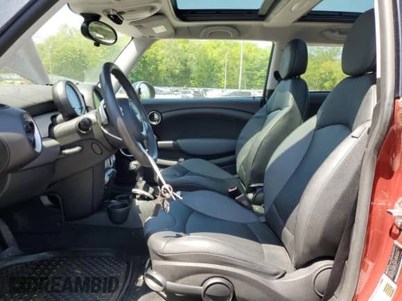 2007 MINI Hardtop with VIN WMWMF33507TT57421, listed as a Copart auction lot 56235885 with 83,085 mi miles and Clean title. Bid and sale history available at DreamBid. Image 7.