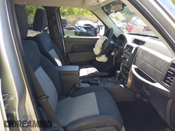 ✅ 2009 Jeep Liberty Rocky Mountain • VIN: 1J8GN28K49W525647 • Lot: 42400382. Wystawiony na IAAI z przebiegiem 131 820 mil. Bezpłatny archiwum sprzedaży aukcyjnych z USA i szczegółowy raport historii pojazdu na DreamBid. Zdjęcie 5.