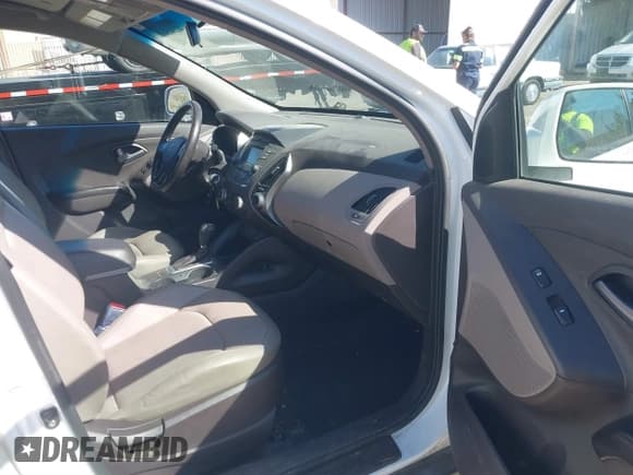 ✅ 2014 Hyundai Tucson SE • VIN: KM8JUCAG3EU807730 • Lot: 42305608. Wystawiony na IAAI z przebiegiem 64 846 mil. Bezpłatny archiwum sprzedaży aukcyjnych z USA i szczegółowy raport historii pojazdu na DreamBid. Zdjęcie 5.