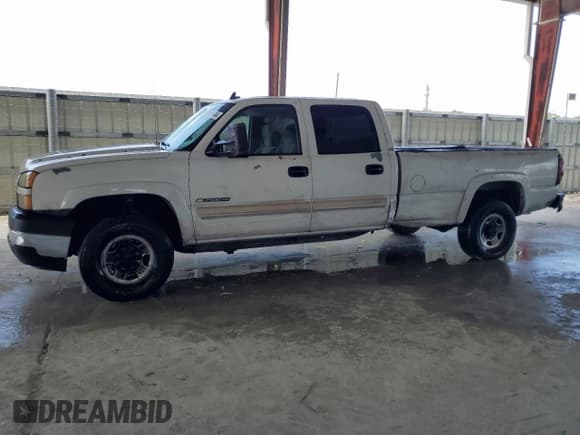 ✅ 2006 Chevrolet Silverado 2500HD Work Truck • VIN: 1GCHC23UX6F139191 • Лот: 42126165. Опубликован ранее на Copart с пробегом 311 668 миль. Бесплатный доступ к архиву аукционных продаж из США и подробный отчёт об истории автомобиля на DreamBid. Изображение 1.