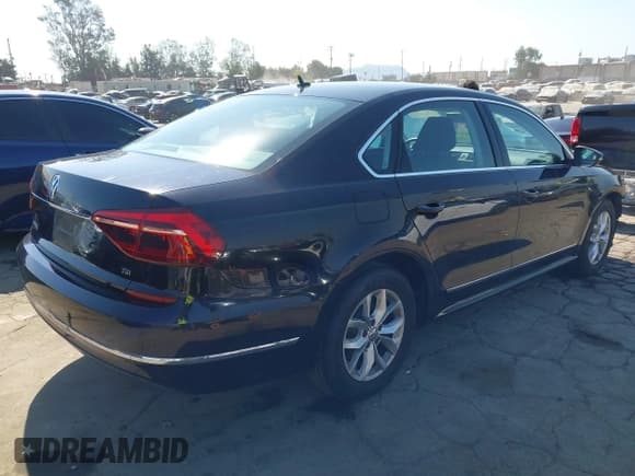 ✅ 2017 Volkswagen Passat S • VIN: 1VWAT7A3XHC083053 • Lot: 43109051. Wystawiony na IAAI z przebiegiem 58 708 mil. Bezpłatny archiwum sprzedaży aukcyjnych z USA i szczegółowy raport historii pojazdu na DreamBid. Zdjęcie 4.