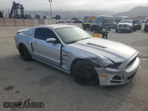 ✅ 2013 Ford Mustang GT Premium • VIN: 1ZVBP8CFXD5267736 • Lot: 91292075. Wystawiony na Copart z przebiegiem 126 488 mil. Bezpłatny archiwum sprzedaży aukcyjnych z USA i szczegółowy raport historii pojazdu na DreamBid. Zdjęcie 4.