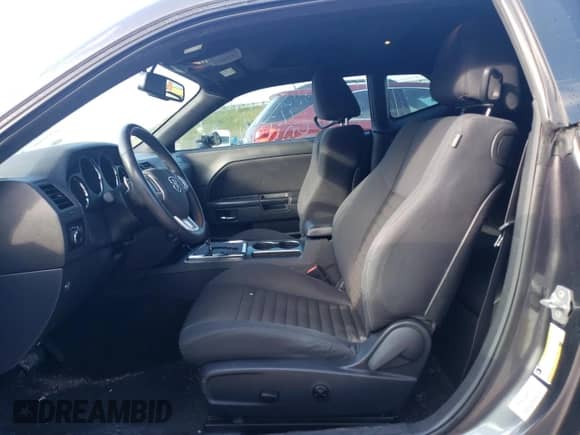 2014 Dodge Challenger SXT z VIN 2C3CDYAG4EH313829, wystawiony jako Copart lot #68274174 z przebiegiem Nie podano mil oraz Szkoda całkowita • Salvage title. Historia ofert i sprzedaży dostępna na DreamBid. Obrazek 7.