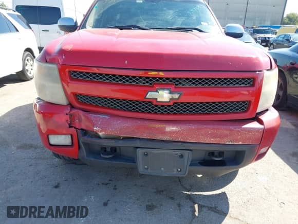 2008 Chevrolet Silverado 1500 1LT z VIN 2GCEC13J681206561, wystawiony jako IAAI lot #43455813 z przebiegiem 189 598 mil mil oraz . Historia ofert i sprzedaży dostępna na DreamBid. Obrazek 6.
