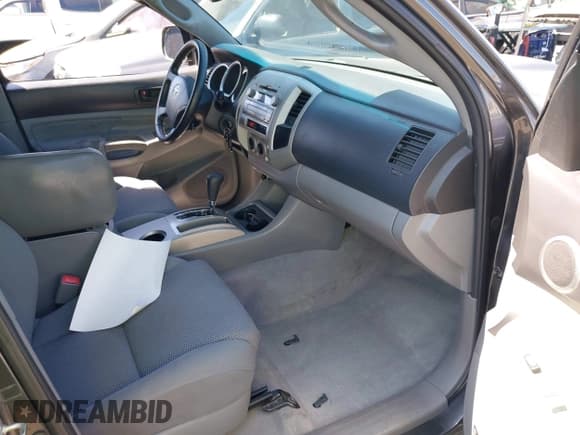 ✅ 2011 Toyota Tacoma PreRunner • VIN: 3TMJU4GN3BM110641 • Lot: 43176031. Listed on IAAI with 121,824 mi. Free auction sales archive from the USA and detailed vehicle history report at DreamBid. Image 5.