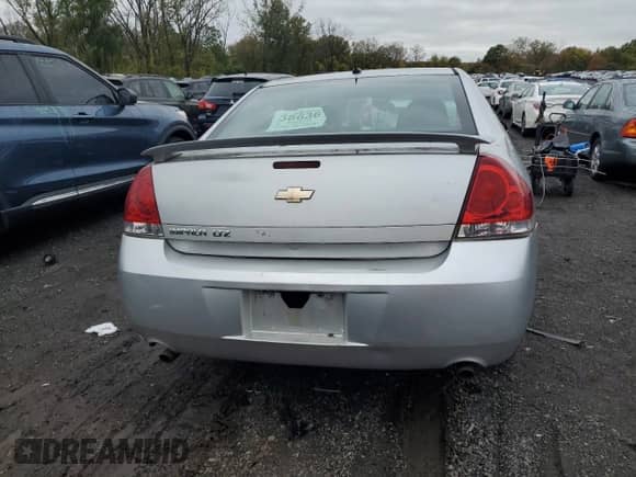 2012 Chevrolet Impala LTZ z VIN 2G1WC5E33C1121317, wystawiony jako Copart lot #82328365 z przebiegiem 203 422 mil mil oraz Szkoda całkowita • Salvage title. Historia ofert i sprzedaży dostępna na DreamBid. Obrazek 6.