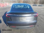 ✅ 2024 Tesla Model 3 Long Range • VIN: 5YJ3E1EB7RF827409 • Lot: 43750034. Wystawiony na IAAI z przebiegiem 18 933 mil. Bezpłatny archiwum sprzedaży aukcyjnych z USA i szczegółowy raport historii pojazdu na DreamBid. Zdjęcie 17.