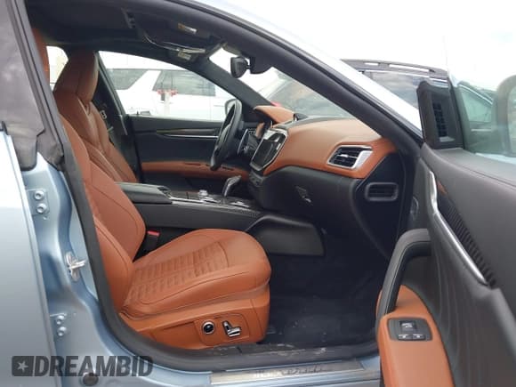 ✅ 2023 Maserati Ghibli S GranSport • VIN: ZAM57YSS5PX423779 • Lot: 42170064. Wystawiony na IAAI z przebiegiem 4 142 mil. Bezpłatny archiwum sprzedaży aukcyjnych z USA i szczegółowy raport historii pojazdu na DreamBid. Zdjęcie 5.