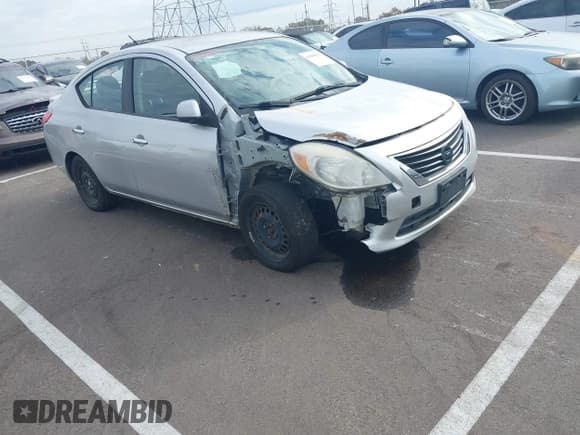 ✅ 2013 Nissan Versa SV • VIN: 3N1CN7AP8DL860937 • Lot: 43698617. Wystawiony na IAAI z przebiegiem 141 311 mil. Bezpłatny archiwum sprzedaży aukcyjnych z USA i szczegółowy raport historii pojazdu na DreamBid. Zdjęcie 1.