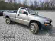 2002 Chevrolet Silverado 1500 LS z VIN 1GCEK14V72Z131503, wystawiony jako Copart lot #52326775 z przebiegiem Nie podano mil oraz Szkoda całkowita • Salvage title. Historia ofert i sprzedaży dostępna na DreamBid. Obrazek 4.