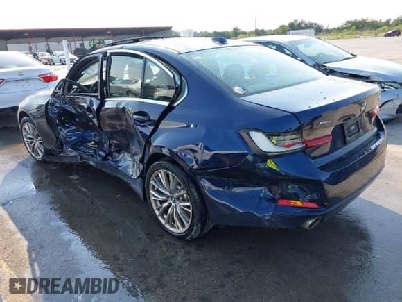 2023 BMW 3 Series 330i xDrive z VIN 3MW89FF00P8C96895, wystawiony jako IAAI lot #43223429 z przebiegiem 25 207 mil mil oraz . Historia ofert i sprzedaży dostępna na DreamBid. Obrazek 3.