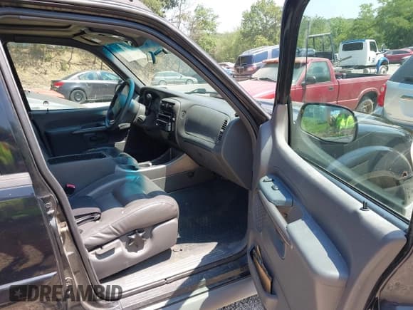 ✅ 2001 Ford Explorer Sport Trac • VIN: 1FMZU77EX1UA86462 • Lot: 42822624. Wystawiony na IAAI z przebiegiem 107 808 mil. Bezpłatny archiwum sprzedaży aukcyjnych z USA i szczegółowy raport historii pojazdu na DreamBid. Zdjęcie 5.