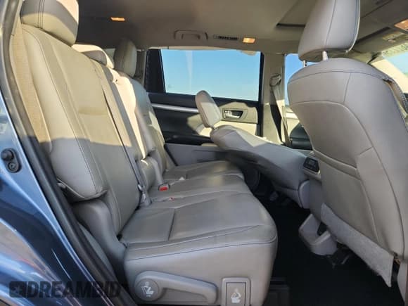 ✅ 2017 Toyota Highlander XLE • VIN: 5TDKZRFH4HS523773 • Lot: 84482235. Wystawiony na Copart z przebiegiem 96 772 mil. Bezpłatny archiwum sprzedaży aukcyjnych z USA i szczegółowy raport historii pojazdu na DreamBid. Zdjęcie 11.