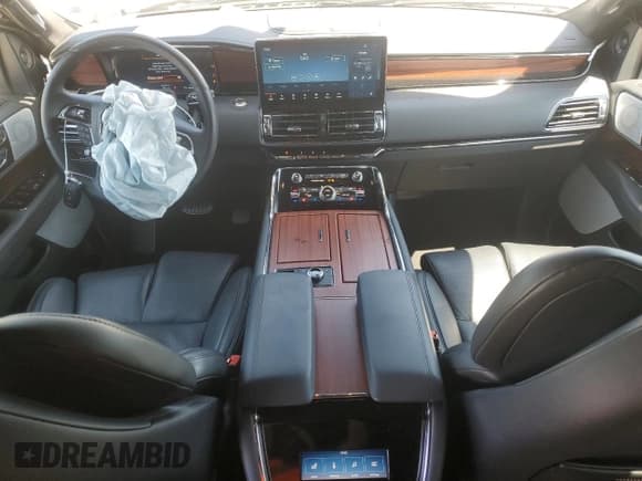 ✅ 2024 Lincoln Navigator Reserve • VIN: 5LMJJ3LGXREL15604 • Lot: 62642545. Listed on Copart with 8,127 mi. Free auction sales archive from the USA and detailed vehicle history report at DreamBid. Image 8.