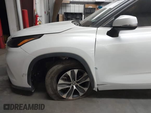 ✅ 2023 Toyota Highlander Platinum • VIN: 5TDKDRAH6PS003112 • Lot: 43111925. Wystawiony na IAAI z przebiegiem 33 641 mil. Bezpłatny archiwum sprzedaży aukcyjnych z USA i szczegółowy raport historii pojazdu na DreamBid. Zdjęcie 6.