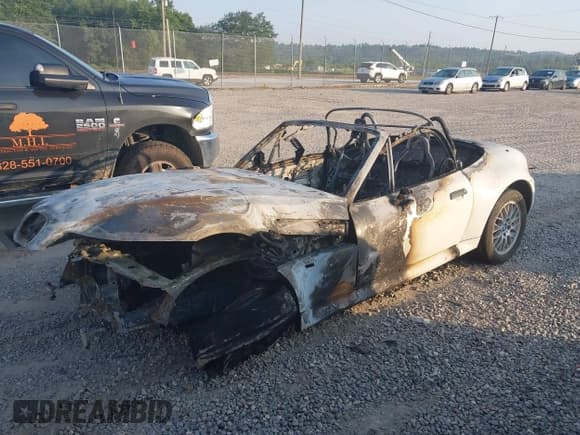 ✅ 1999 BMW Z3 2.5 • VIN: 4USCH9333XLG00825 • Лот: 42587014. Опубликован ранее на IAAI с пробегом Не указан. Бесплатный доступ к архиву аукционных продаж из США и подробный отчёт об истории автомобиля на DreamBid. Изображение 2.