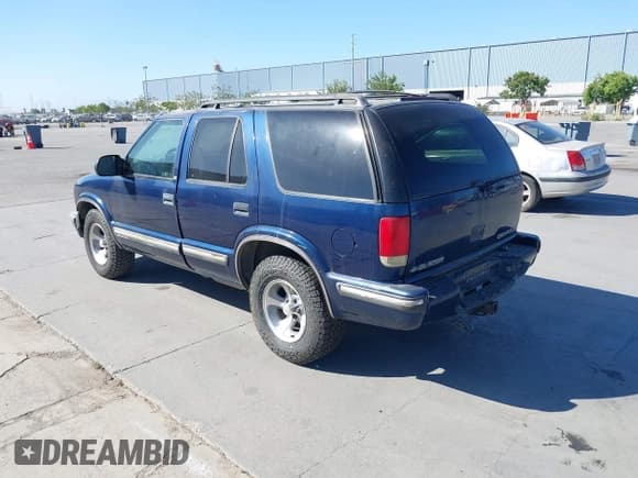 ✅ 1999 Chevrolet Blazer LS • VIN: 1GNCS13W0X2125101 • Lot: 42311277. Wystawiony na IAAI z przebiegiem Nie podano. Bezpłatny archiwum sprzedaży aukcyjnych z USA i szczegółowy raport historii pojazdu na DreamBid. Zdjęcie 3.