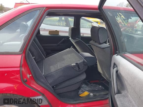 ✅ 1991 Volkswagen Passat • VIN: WVWFB4315ME035691 • Lot: 41627396. Wystawiony na IAAI z przebiegiem 168 795 mil. Bezpłatny archiwum sprzedaży aukcyjnych z USA i szczegółowy raport historii pojazdu na DreamBid. Zdjęcie 8.