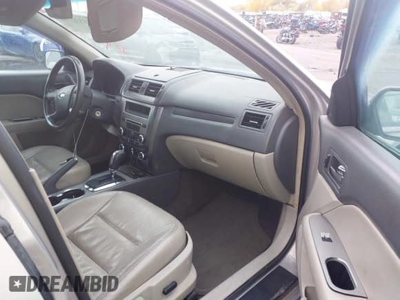 ✅ 2010 Ford Fusion SEL • VIN: 3FAHP0JG9AR187899 • Lot: 43537782. Wystawiony na IAAI z przebiegiem 236 575 mil. Bezpłatny archiwum sprzedaży aukcyjnych z USA i szczegółowy raport historii pojazdu na DreamBid. Zdjęcie 5.