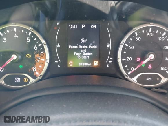 ✅ 2018 Jeep Renegade Sport • VIN: ZACCJBAB9JPH83336 • Lot: 41555991. Wystawiony na IAAI z przebiegiem 37 288 mil. Bezpłatny archiwum sprzedaży aukcyjnych z USA i szczegółowy raport historii pojazdu na DreamBid. Zdjęcie 7.