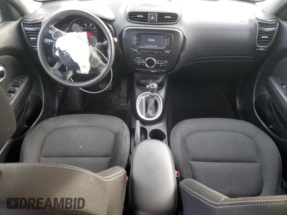 ✅ 2017 Kia Soul + • VIN: KNDJP3A51H7877255 • Lot: 89850045. Wystawiony na Copart z przebiegiem 87 982 mil. Bezpłatny archiwum sprzedaży aukcyjnych z USA i szczegółowy raport historii pojazdu na DreamBid. Zdjęcie 8.