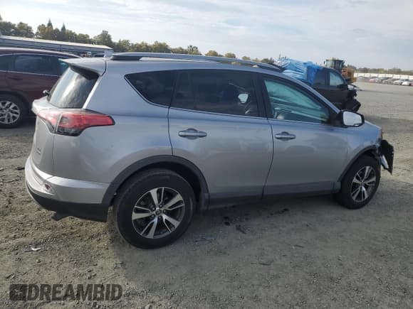 ✅ 2018 Toyota RAV4 XLE • VIN: 2T3RFREV7JW750913 • Лот: 82642695. Опубликован ранее на Copart с пробегом 88 010 миль. Бесплатный доступ к архиву аукционных продаж из США и подробный отчёт об истории автомобиля на DreamBid. Изображение 3.