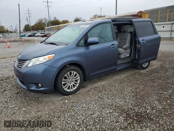✅ 2017 Toyota Sienna XLE • VIN: 5TDYZ3DC1HS827917 • Lot: 90220885. Wystawiony na Copart z przebiegiem 124 990 mil. Bezpłatny archiwum sprzedaży aukcyjnych z USA i szczegółowy raport historii pojazdu na DreamBid. Zdjęcie 1.