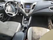 ✅ 2014 Hyundai Veloster • VIN: KMHTC6AD2EU208806 • Lot: 71159544. Wystawiony na Copart z przebiegiem 154 204 mil. Bezpłatny archiwum sprzedaży aukcyjnych z USA i szczegółowy raport historii pojazdu na DreamBid. Zdjęcie 8.