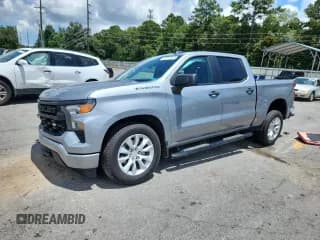 ✅ 2025 Chevrolet Silverado 1500 Custom • VIN: 1GCPABEK7SZ107840 • Lot: 63111565. Wystawiony na Copart z przebiegiem 25 848 mil. Bezpłatny archiwum sprzedaży aukcyjnych z USA i szczegółowy raport historii pojazdu na DreamBid. Zdjęcie 1.