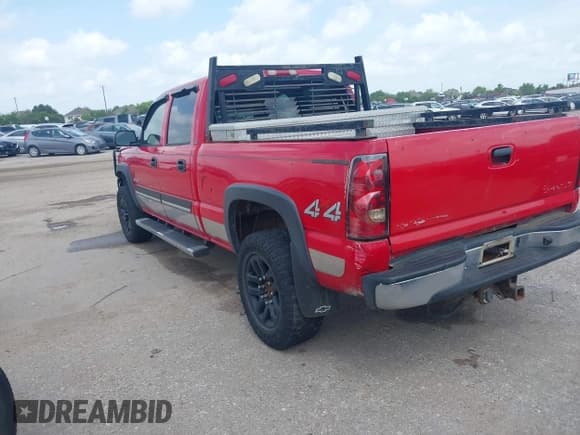 ✅ 2005 Chevrolet Silverado 2500HD LS • VIN: 1GCHK23U15F855835 • Lot: 42692755. Wystawiony na IAAI z przebiegiem 328 871 mil. Bezpłatny archiwum sprzedaży aukcyjnych z USA i szczegółowy raport historii pojazdu na DreamBid. Zdjęcie 3.