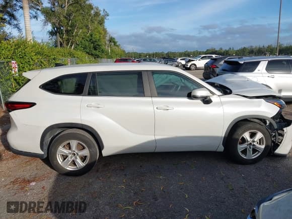 ✅ 2023 Toyota Highlander L • VIN: 5TDKDRAH4PS008096 • Lot: 43677768. Wystawiony na IAAI z przebiegiem 42 382 mil. Bezpłatny archiwum sprzedaży aukcyjnych z USA i szczegółowy raport historii pojazdu na DreamBid. Zdjęcie 13.