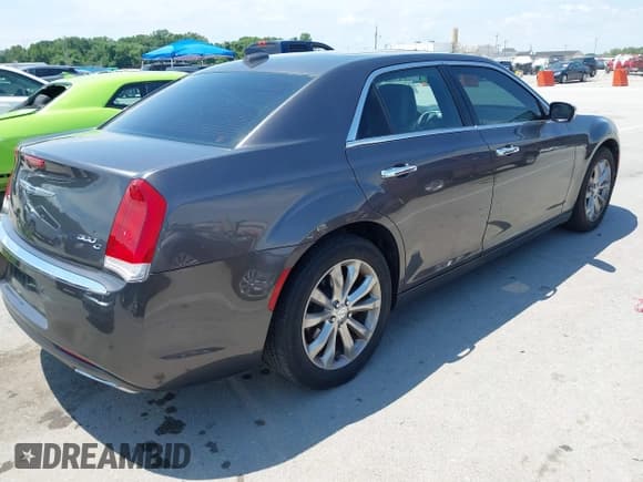 ✅ 2017 Chrysler 300 C • VIN: 2C3CCAKG7HH637483 • Lot: 42571042. Wystawiony na IAAI z przebiegiem 137 189 mil. Bezpłatny archiwum sprzedaży aukcyjnych z USA i szczegółowy raport historii pojazdu na DreamBid. Zdjęcie 4.