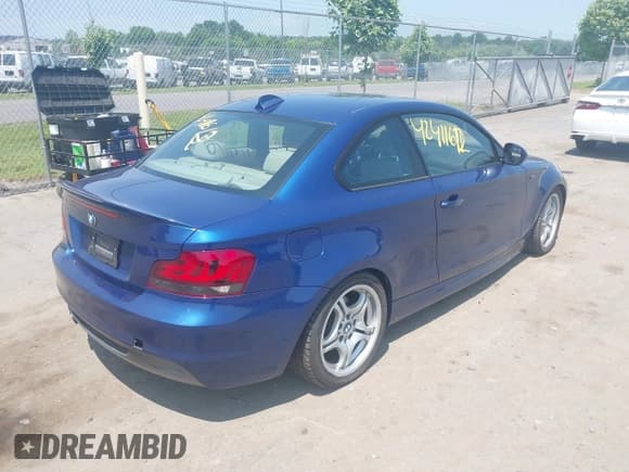 ✅ 2010 BMW 1 Series 128i • VIN: WBAUP7C51AVK77450 • Lot: 42411612. Wystawiony na IAAI z przebiegiem 152 636 mil. Bezpłatny archiwum sprzedaży aukcyjnych z USA i szczegółowy raport historii pojazdu na DreamBid. Zdjęcie 4.