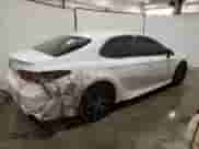 2022 Toyota Camry SE z VIN 4T1G11AKXNU664674, wystawiony jako Copart lot #68319575 z przebiegiem 62 490 mil mil oraz Czysty tytuł • Clean title. Historia ofert i sprzedaży dostępna na DreamBid. Obrazek 3.