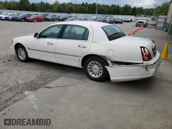 ✅ 1998 Lincoln Town Car Signature • VIN: 1LNFM82W1WY723330 • Lot: 70210235. Listed on Copart with 87,103 mi. Free auction sales archive from the USA and detailed vehicle history report at DreamBid. Image 2.