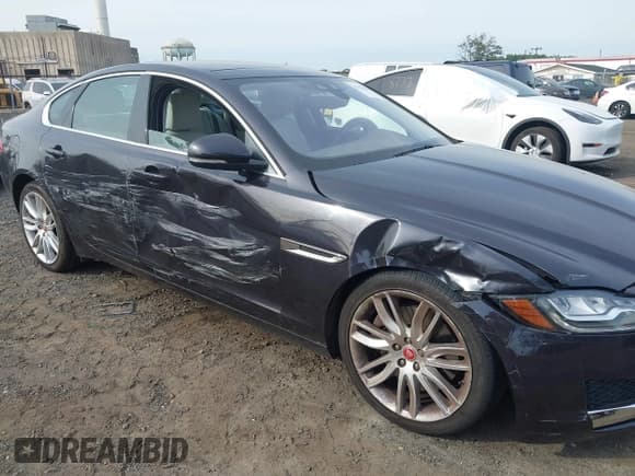 ✅ 2017 Jaguar XF 35t Prestige • VIN: SAJBK4BV9HCY34783 • Lot: 43323858. Wystawiony na IAAI z przebiegiem 65 961 mil. Bezpłatny archiwum sprzedaży aukcyjnych z USA i szczegółowy raport historii pojazdu na DreamBid. Zdjęcie 6.