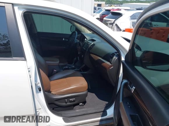 ✅ 2012 Kia Sorento EX • VIN: 5XYKU4A2XCG291478 • Lot: 42899577. Wystawiony na IAAI z przebiegiem 141 922 mil. Bezpłatny archiwum sprzedaży aukcyjnych z USA i szczegółowy raport historii pojazdu na DreamBid. Zdjęcie 5.