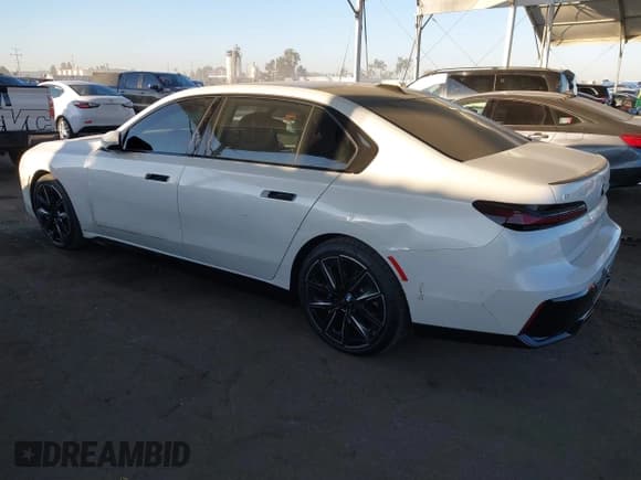 ✅ 2023 BMW i7 xDrive60 • VIN: WBY53EJ06PCN64039 • Лот: 40752159. Опубликован ранее на IAAI с пробегом 8 837 миль. Бесплатный доступ к архиву аукционных продаж из США и подробный отчёт об истории автомобиля на DreamBid. Изображение 3.