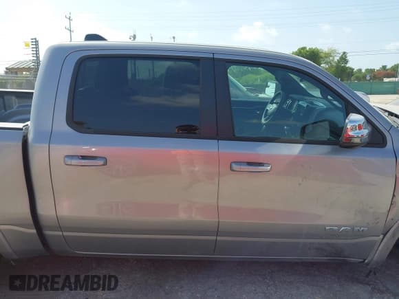 ✅ 2025 Ram 1500 Laramie • VIN: 1C6SRFJP9SN589351 • Лот: 42683602. Опубликован ранее на IAAI с пробегом 27 497 миль. Бесплатный доступ к архиву аукционных продаж из США и подробный отчёт об истории автомобиля на DreamBid. Изображение 14.