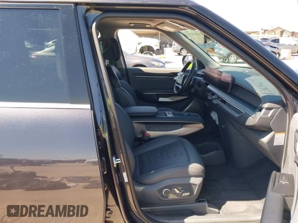 ✅ 2024 Kia EV9 Wind • VIN: KNDAFFS57R6033697 • Lot: 43137239. Wystawiony na IAAI z przebiegiem 20 351 mil. Bezpłatny archiwum sprzedaży aukcyjnych z USA i szczegółowy raport historii pojazdu na DreamBid. Zdjęcie 5.