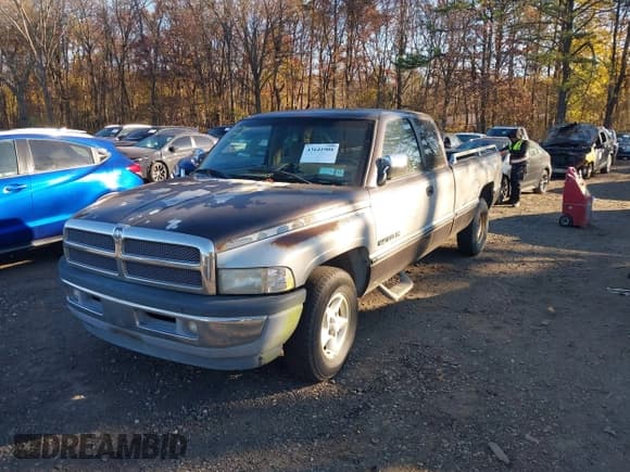 ✅ 1997 Dodge 1500 • VIN: 1B7HC13YXVJ586953 • Lot: 43641900. Wystawiony na IAAI z przebiegiem 198 114 mil. Bezpłatny archiwum sprzedaży aukcyjnych z USA i szczegółowy raport historii pojazdu na DreamBid. Zdjęcie 2.