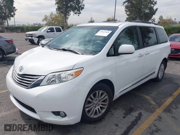 ✅ 2014 Toyota Sienna XLE • VIN: 5TDYK3DC3ES415711 • Lot: 43643569. Listed on IAAI with 205,322 mi. Free auction sales archive from the USA and detailed vehicle history report at DreamBid. Image 19.