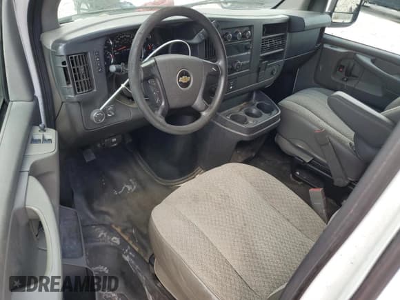 ✅ 2015 Chevrolet Express Cargo • VIN: 1GCWGFCF9F1233046 • Lot: 71058955. Wystawiony na Copart z przebiegiem 212 481 mil. Bezpłatny archiwum sprzedaży aukcyjnych z USA i szczegółowy raport historii pojazdu na DreamBid. Zdjęcie 8.