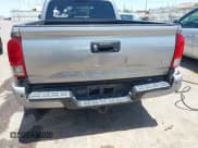 ✅ 2017 Toyota Tacoma SR5 • VIN: 3TMDZ5BN5HM024879 • Lot: 42323621. Wystawiony na IAAI z przebiegiem 96 736 mil. Bezpłatny archiwum sprzedaży aukcyjnych z USA i szczegółowy raport historii pojazdu na DreamBid. Zdjęcie 6.