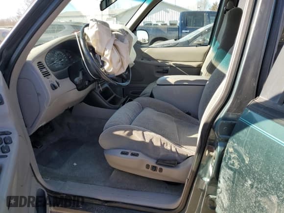 ✅ 1995 Ford Explorer Eddie Bauer • VIN: 1FMDU34X0SZB49016 • Lot: 42761415. Listed on Copart with 133,718 mi. Free auction sales archive from the USA and detailed vehicle history report at DreamBid. Image 7.