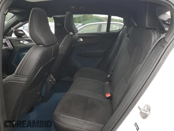 ✅ 2022 Volvo C40 Ultimate • VIN: YV4ED3GB2N2009536 • Lot: 61553835. Wystawiony na Copart z przebiegiem 19 868 mil. Bezpłatny archiwum sprzedaży aukcyjnych z USA i szczegółowy raport historii pojazdu na DreamBid. Zdjęcie 11.