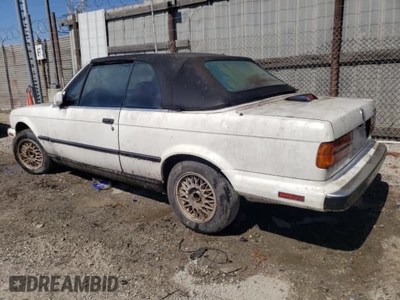 ✅ 1988 BMW 3 Series • VIN: WBABB2302J8858242 • Лот: 60552254. Опубликован ранее на Copart с пробегом 109 637 миль. Бесплатный доступ к архиву аукционных продаж из США и подробный отчёт об истории автомобиля на DreamBid. Изображение 2.