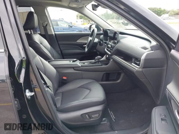 ✅ 2025 Toyota Highlander XLE • VIN: 5TDAAAA51SS023563 • Lot: 43620401. Listed on IAAI with 10,810 mi. Free auction sales archive from the USA and detailed vehicle history report at DreamBid. Image 5.