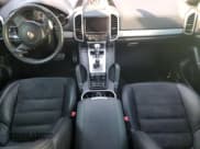 ✅ 2013 Porsche Cayenne GTS • VIN: WP1AD2A20DLA76910 • Lot: 68486455. Wystawiony na Copart z przebiegiem 110 169 mil. Bezpłatny archiwum sprzedaży aukcyjnych z USA i szczegółowy raport historii pojazdu na DreamBid. Zdjęcie 8.